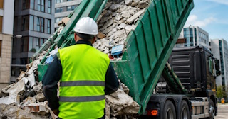 Вывоз строительного мусора в Пскове: услуги лицензированной компании — ПроМусор